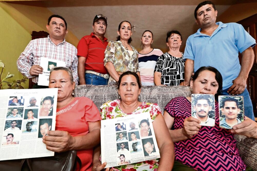 Los familiares de los nueve jóvenes especialistas en radiocomunicaciones continúan su búsqueda. Ante la falta de resultados de las autoridades, algunos incluso se trasladaron hasta Nuevo Laredo, Tamaulipas (LUIS CORTÉS)