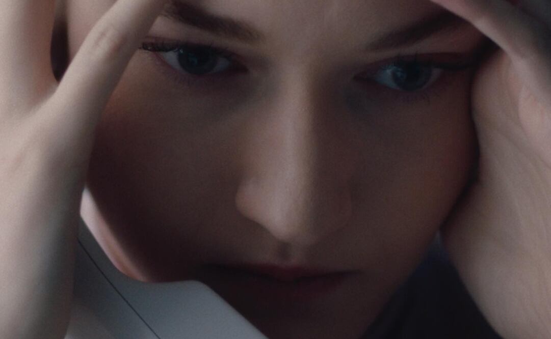 La actriz Julia Garner en la producción "La asistente". Foto: Vía @kittygreen