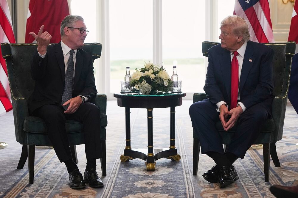 El presidente Donald Trump se reúne con el primer ministro británico, Keir Starmer (izquierda), en el club de golf Trump Turnberry el lunes 28 de julio de 2025 en Turnberry, Escocia. Foto: AP