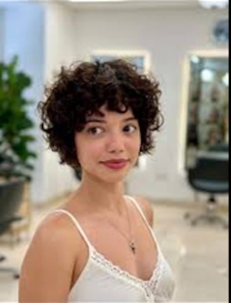 Se cree que el cabello rizado evolucionó como protección natural contra el sol, al crear una capa de aire que mantiene el cuero cabelludo más fresco. Foto: Tiktok Salón Cheska