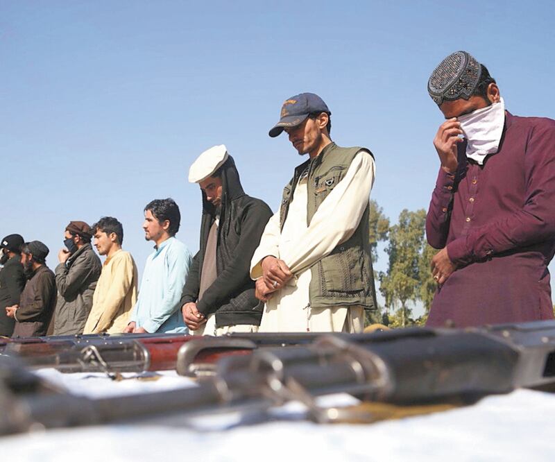 Excombatientes entregan sus armas durante una ceremonia de reconciliación en Jalalabad, ayer. Foto: GHULAMULLAH HABIBI. EFE