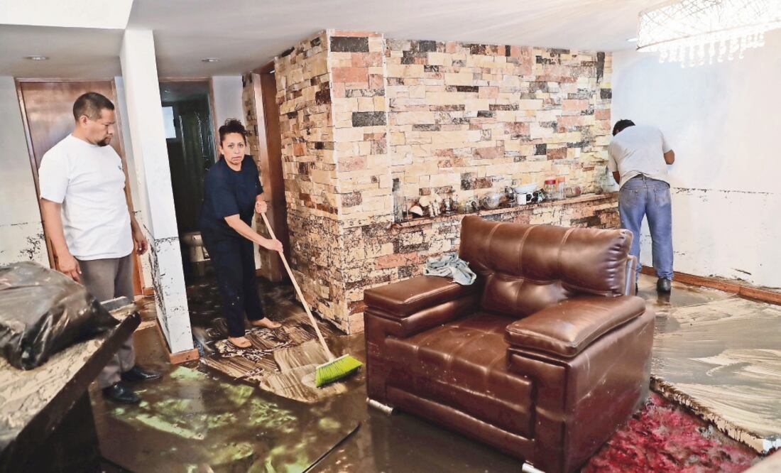 Los colonos iniciaron las labores de limpieza de sus hogares; los enseres de la planta baja fueron los más dañados por la filtración del agua del canal (IVAN STEPHENS. EL UNIVERSAL)