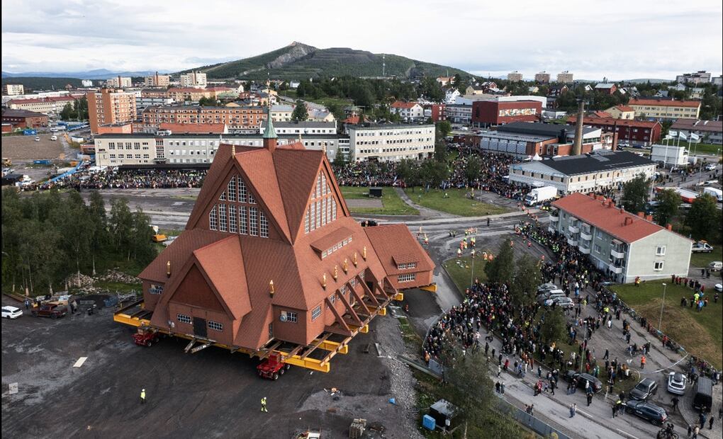 Las autoridades de Kiruna (norte de Suecia) comenzaron este martes el traslado de 5 kilómetros por carretera de su icónica iglesia, el 19 de agosto de 2025. Foto: EFE