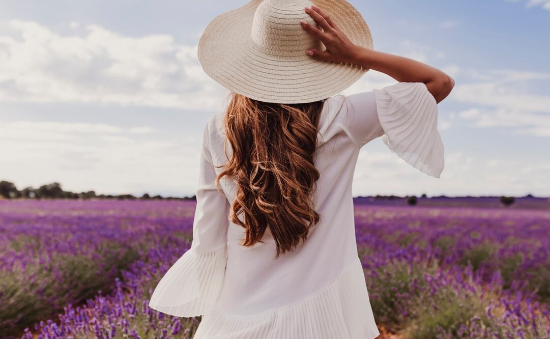 Es momento de sacar vestidos, pantalones, blusas y todo tipo de accesorios en color blanco. Foto Istockphoto
