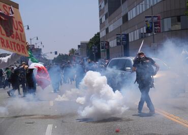 FOTOS: Decenas protestan en Los Ángeles contra redadas migratorias por tercer día consecutivo; autoridades usan gas lacrimógeno