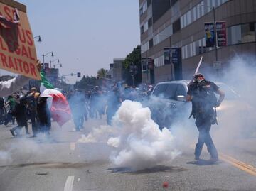 FOTOS: Decenas protestan en Los Ángeles contra redadas migratorias por tercer día consecutivo; autoridades usan gas lacrimógeno
