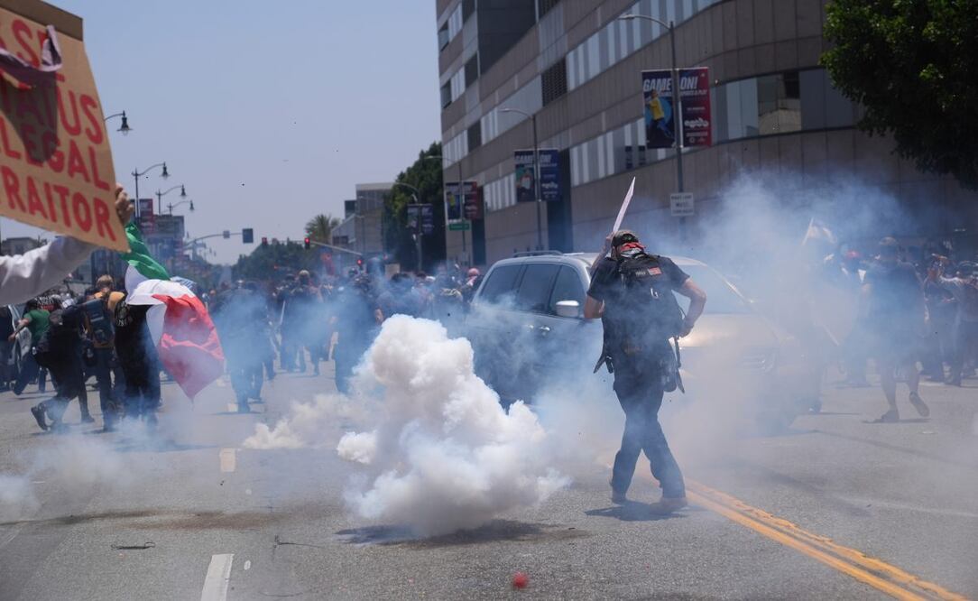 Elementos de la Guardia Nacional lanzan gas lacrimógeno cerca de los manifestantes en el centro de detención metropolitano en el centro de Los Ángeles, el domingo 8 de junio de 2025. Foto: AP