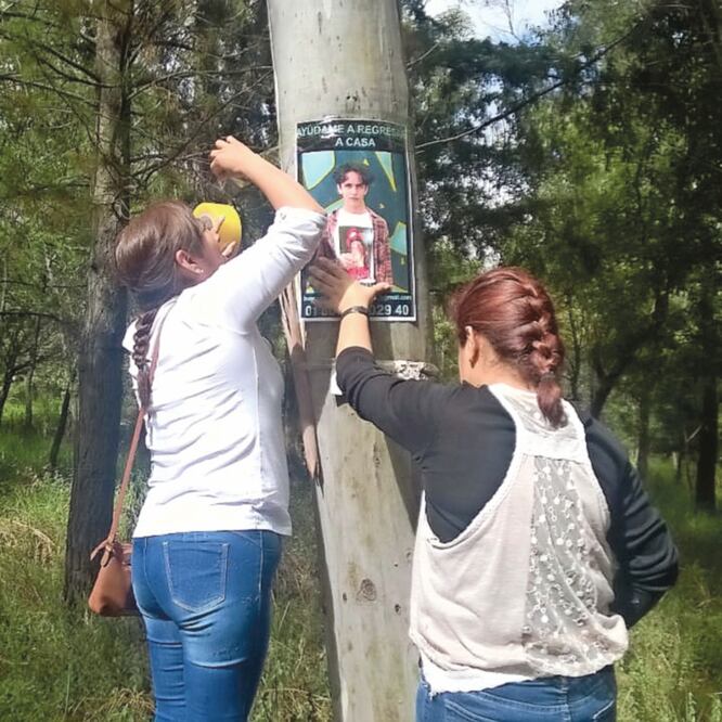 La familia y amigos de Abraham colocaron carteles con su fotografía y datos por los lugares en los que se le vio por última vez. (ESPECIAL)