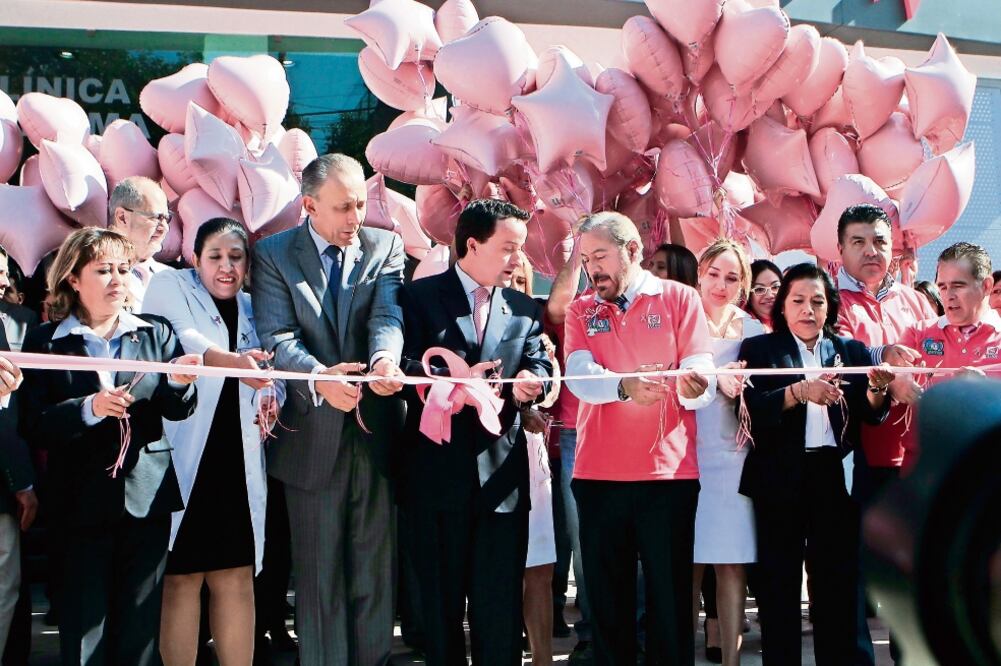 Fortalecen la prevención. Los directores del IMSS, Mikel Arriola Peñalosa, y del ISSSTE, José Reyes Baeza, pusieron en marcha la nueva unidad en beneficio de un millón 111 mil 648 derechohabientes (Fortalecen la prevención. Los directores del IMSS, Mikel)