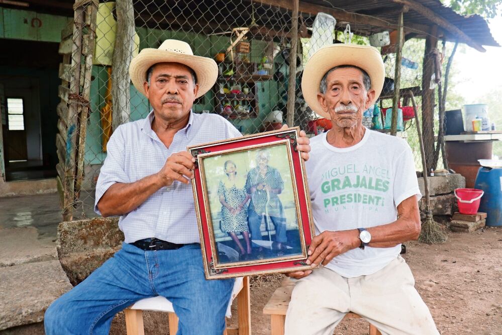Don Leonardo Cajina (der.) es nieto de Domingo Cajina, uno de los primeros pobladores de familias llegadas a Amapa a mediados del siglo XIX.