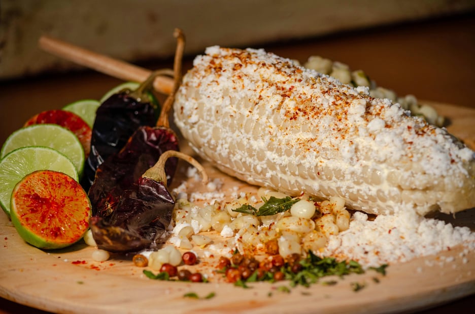 No puedes irte de la CDMX sin probar los elotes preparados. Foto: Pexels