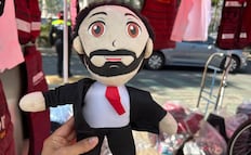 "Harfuchitos" se suman a los "Amlitos" y "Clauditas" en calles de la CDMX; así son los peluches del secretario de Seguridad