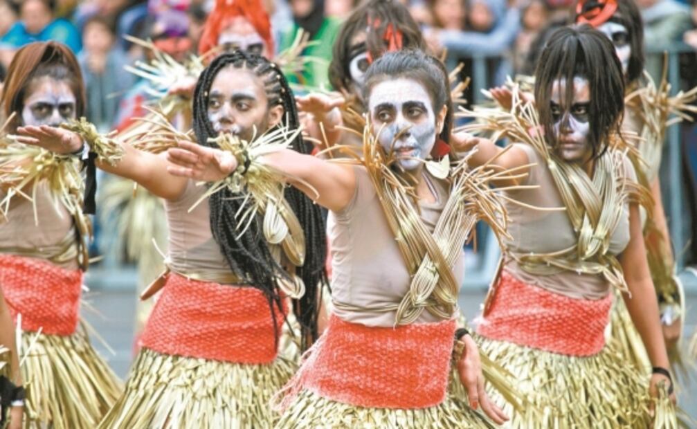 Capitalinos viven con alegría desfile de muertos