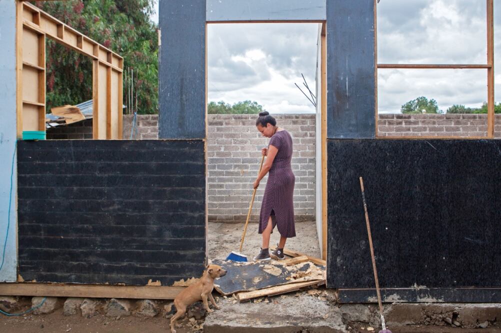 María de la Luz Jaime está consciente de su pobreza porque no le puede ofrecer un techo a su familia y con trabajo puede costear una casa de madera a medio construir en un predio prestado en el Estado de México. (CAMILA MATA. EL UNIVERSAL)