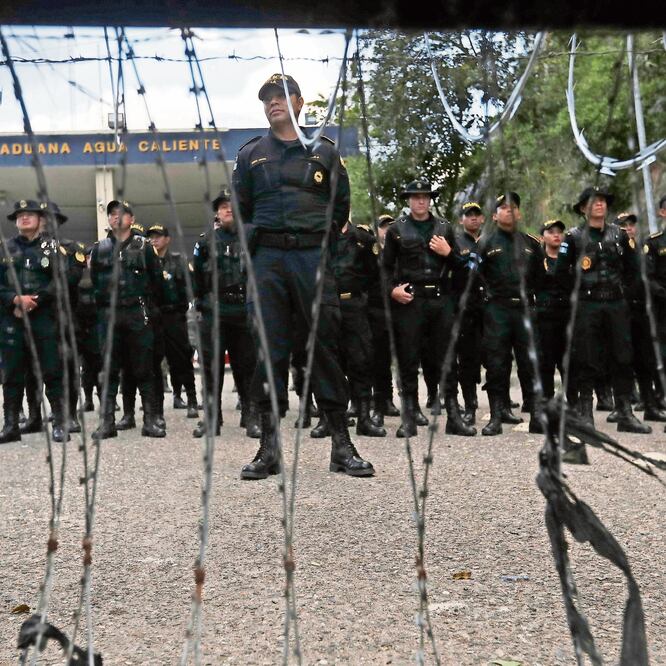 Militares guatemaltecos montaron barricadas en la frontera con Honduras, para evitar el cruce de migrantes. ESTEBAN BIBA. EFE