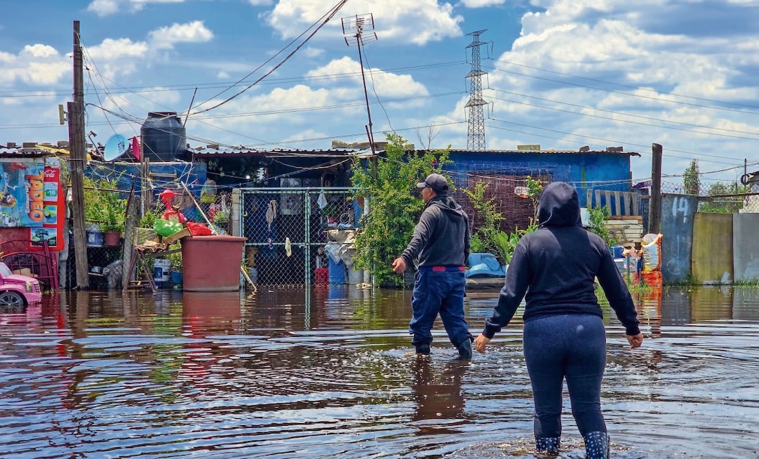 En la colonia Atotolco Chinanco, el nivel del agua alcanza los 70 centímetros; los patios y accesos de las casas están anegados. Foto: Jorge Medellín / EL UNIVERSAL