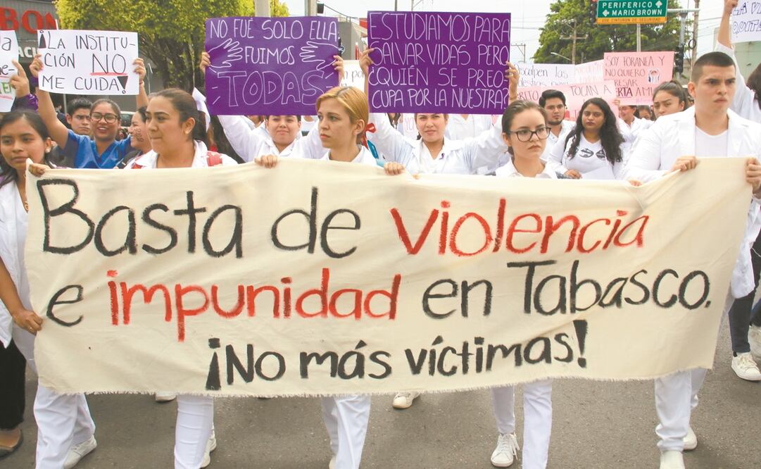 La marcha de universitarios, en su mayoría de la División Académica de Ciencias de la Salud de la Universidad Juárez Autónoma de Tabasco, inició en sus instalaciones y recorrió varias avenidas hasta el Palacio de Gobierno. Foto: LUMA LÓPEZ. EL UNIVERSAL