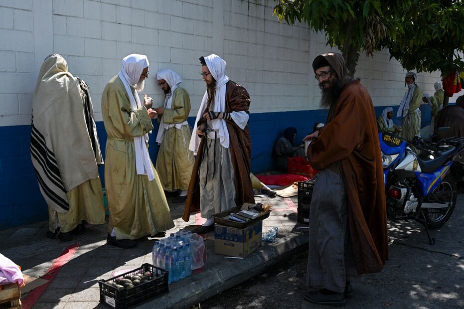 Integrantes de la comunidad judía Lev Tahor al permanecer afuera de la escuela de educación especial Alida España de Arana, en la Ciudad de Guatemala. Foto: AFP