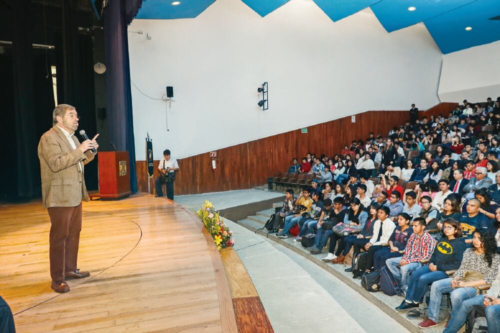 Juan Ramón de la Fuente, ex rector de la Universidad Nacional Autónoma de México, dio la charla “Las drogas y la salud” en el auditorio Sonia Amelio del plantel 6 Antonio Caso de la Escuela Nacional Preparatoria (ENP), de la UNAM. (YADÍN XOLALPA. EL UNIV)