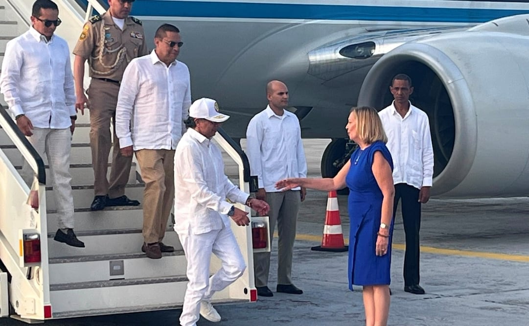 Petro es recibido por la viceministra de Relaciones Exteriores de Cuba, Josefina Vidal, a su llegada al aeropuerto de La Habana (31/07/2026). Foto: @JosefinaVidalF