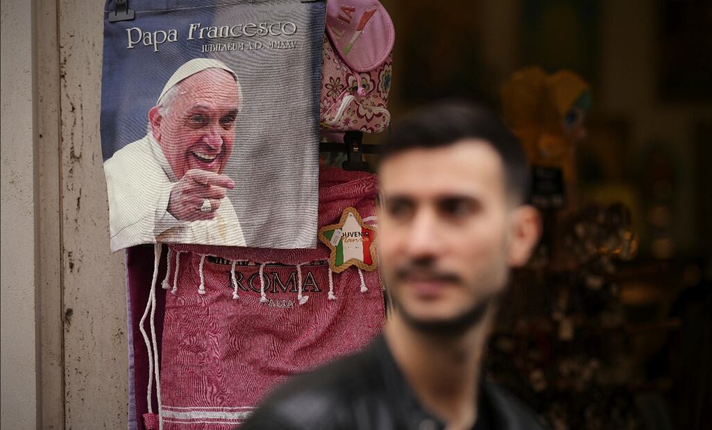 Una imagen del difunto papa Francisco impresa en una bolsa a la venta en una tienda de recuerdos afuera del Vaticano, el jueves 24 de abril de 2025. Foto: AP