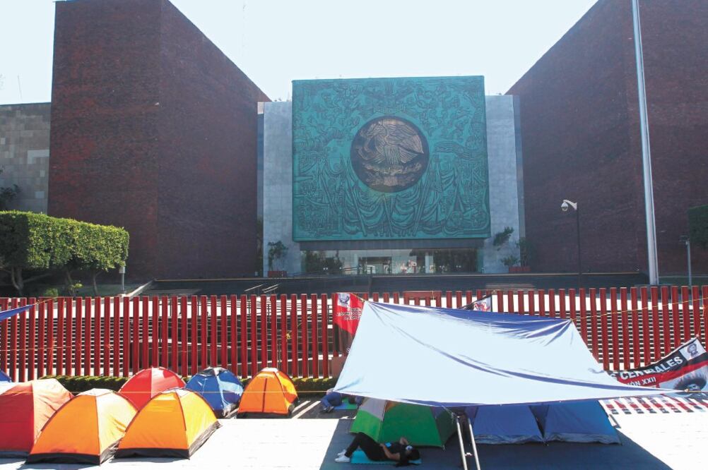 Ante los bloqueos de la CNTE en la Cámara de Diputados, el titular de la SEP, por orden presidencial, atendió a la sección 22 de la coordinadora. Foto: MARIO GUZMÁN. EFE