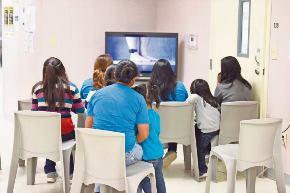 Un centro de detención para madres e hijos migrantes, en Dilley, Texas, al que tuvieron acceso algunos periodistas. Actualmente, alberga a unas mil 200 madres y menores de uno a 17 años. Foto: AP