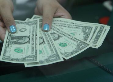 Dólar se vende hasta en $17.13 en ventanillas bancarias