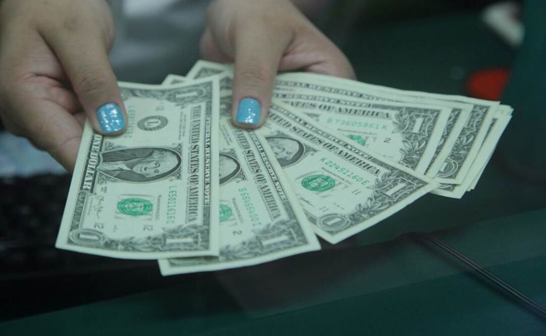 Dólar se vende hasta en $17.13 en ventanillas bancarias
