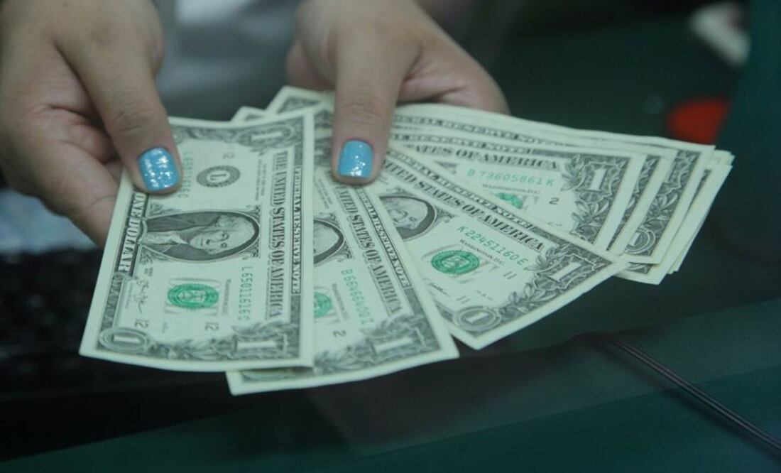Dólar se vende hasta en $17.13 en ventanillas bancarias