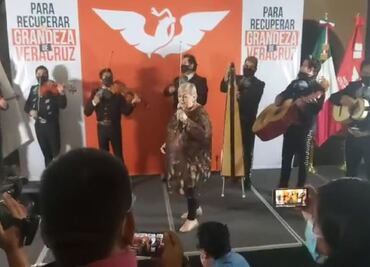 Tras cantar "Rata de dos Patas", Paquita la del Barrio se registra como precandidata a diputada