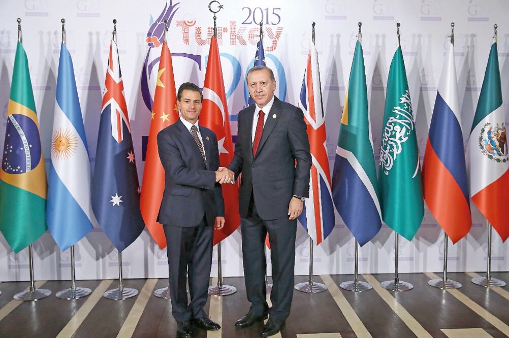 El mandatario de Turquía, Recep Tayyip Erdogan, da la bienvenida al presidente Enrique Peña Nieto, previo al inicio de trabajos en la Cumbre de Líderes del Grupo de los 20, que se realiza en la ciudad de Antalya (ESPECIAL)