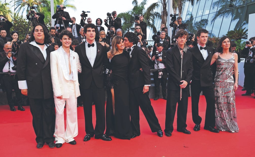 El elenco del filme con Penélope Cruz al centro abrazada por Javier Ambrossi, Lola Dueñas al extremo. Foto: AFP