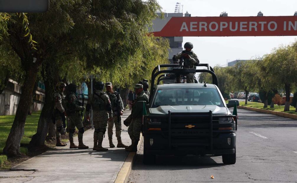 Un operativo de seguridad se mantiene afuera del Aeropuerto Internacional de Toluca en espera de la llegada de Hernán “N” ex líder de la barredora, grupo delictivo perteneciente al Cártel Jalisco Nueva Generación. Foto: Alejandro Vargas / EL UNIVERSAL 
Cerca de las 9 de la mañana, arribó un camión tipo Rhino de la policía Federal Ministerial en el que se presume, estaría siendo trasladado hacia el Penal Federal número 1 del Altiplano.