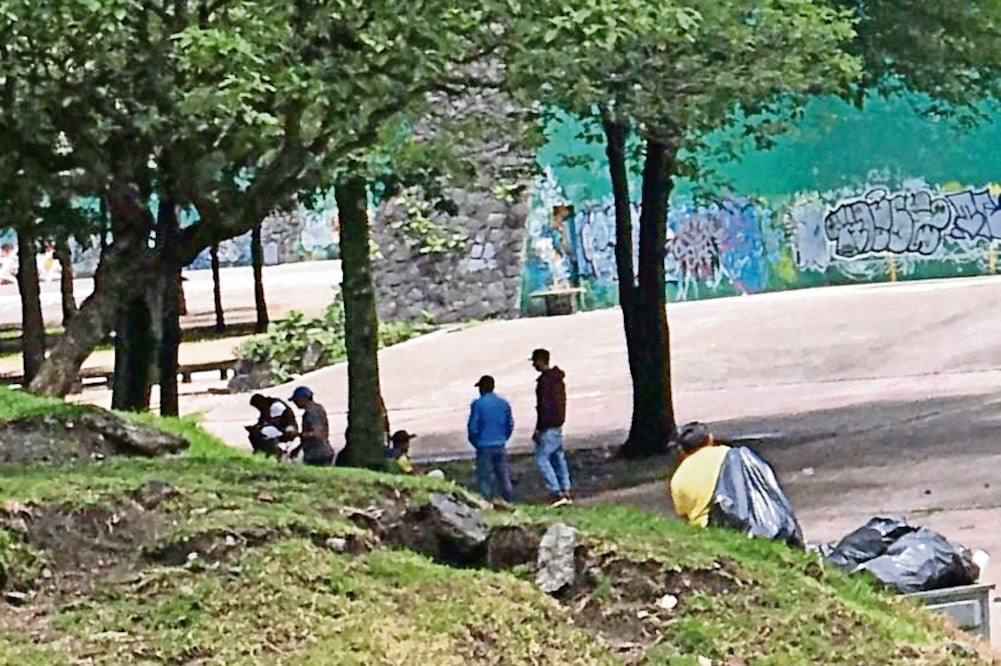 En el único punto que en el que se observó a distribuidores de droga y consumidores fue en el frontón, en los demás puntos de venta (FOTOS: EL UNIVERSAL)