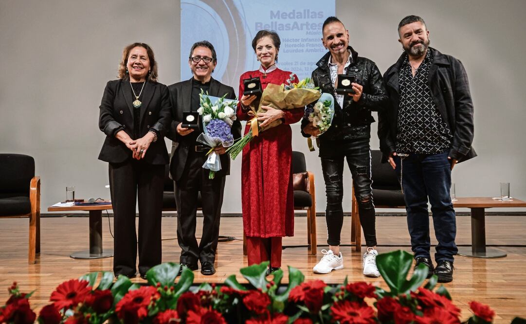 Héctor Infanzón, Lourdes Ambriz y Horacio Franco muestran su reconocimiento tras la ceremonia ayer en la Sala Manuel M. Ponce del Palacio de Bellas Artes. Foto: Gabriel Pano | El Universal