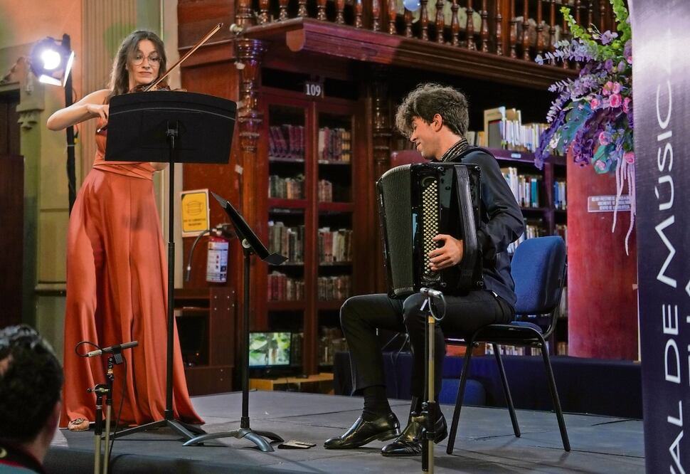 El fin de semana, la pareja tocó piezas de Mozart y Chopin, entre otros compositores, en la Biblioteca Pública de Morelia Foto: FMM