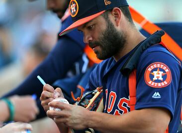 Jose Altuve firma por 151 millones de dolares
