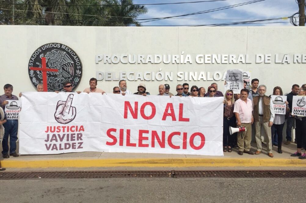 En el exterior de la delegación de la Procuraduría General de la República inconformes colocaron mantas con reclamos de justicia para el periodista (JAVIER CABRERA. EL UNIVERSAL)