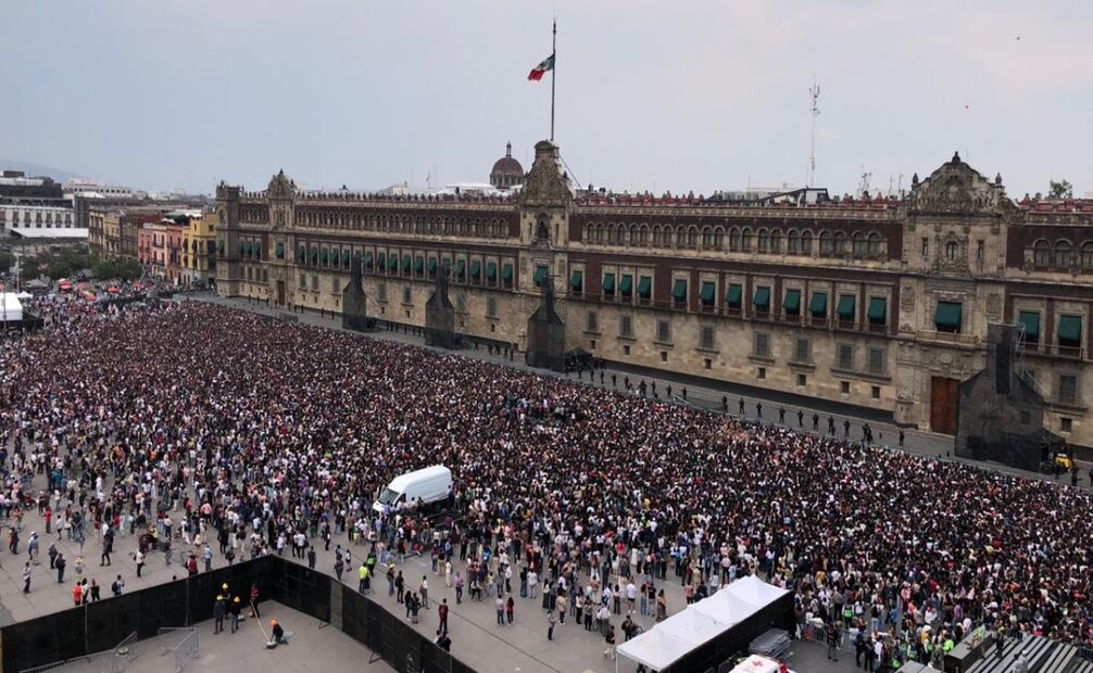 Así luce la plancha del Zócalo a minutos de que BTS salga a saludar a sus fans. Foto: Diego Simón Sánchez/ EL UNIVERSAL.