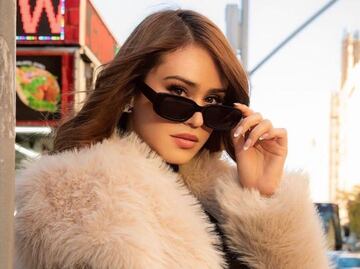 Yanet García impone estilo con leggings acampanados