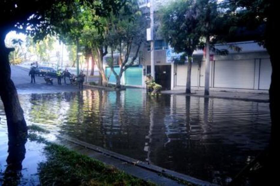 Atienden fuga de agua en Calzada Obrero Mundial y 5 de Febrero