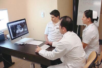 Usan celular para atención médica