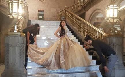 Quinceañera se toma fotos en Palacio del Ayuntamiento