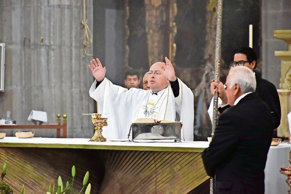 El sacerdote Julián López encabezó la homilía de ayer en la Catedral Metropolitana, en donde se repartió, como cada domingo, el semanario Desde la Fe (ARMANDO MONROY. CUARTOSCURO)