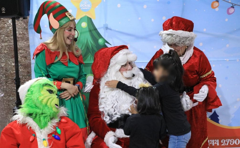 Los menores recibieron regalos, aguinaldos y prendas de vestir.
Foto: Especial.