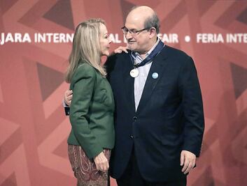 “Tengo sed de ficción”: Rushdie