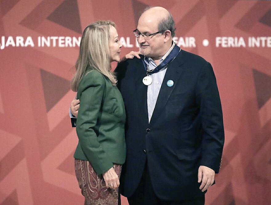 El escritor recibió de manos de Silvia Lemus la Medalla Carlos Fuentes (ALEJANDRA LEYVA. EL UNIVERSAL)