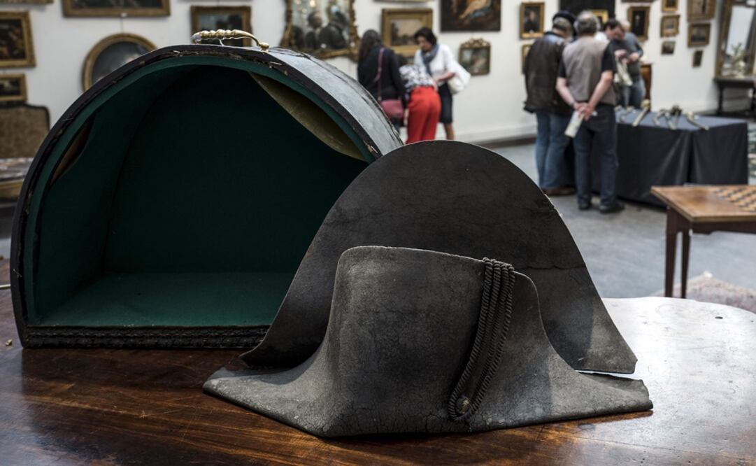 Según la casa de remates De Baecque et Associés, se trata de uno de los 19 sombreros cuya supervivencia ha podido ser constatada de los alrededor de 120 bicornios que se calcula que Napoleón utilizó durante su reinado. Foto: AFP/Jean-Philippe Ksia