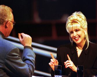 Trump amaga con invitar a ex amante de Bill Clinton al debate